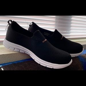 New black shoes, confortable and casual.